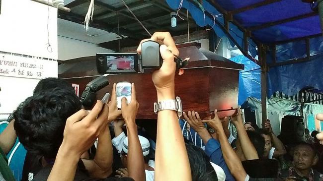 Ratusan Orang Antar Jenazah Feby Kurnia ke Permakaman