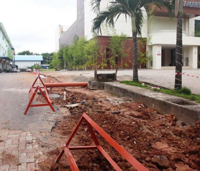Dikomplain Warga, Akhirnya Bekas Galian IPAL Ditimbun Bauksit