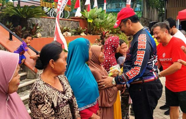 Warga Duta Mas Bagikan 1.500 Paket Sembako di Hari Kemerdekaan