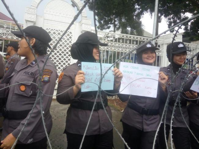 Tulisan Alay, Cara Polwan di Batam Redam Potensi Anarkis Unjuk Rasa