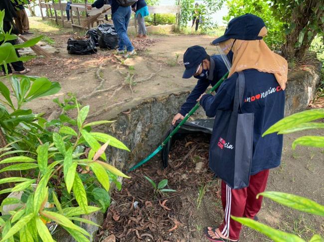 Persiapan Sambut Wisman, Warga Batu Besar Bersih-Bersih Pantai Mak Dara