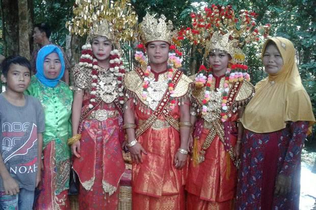 Kisah Cinta Segitiga Berakhir di Pelaminan Bersama