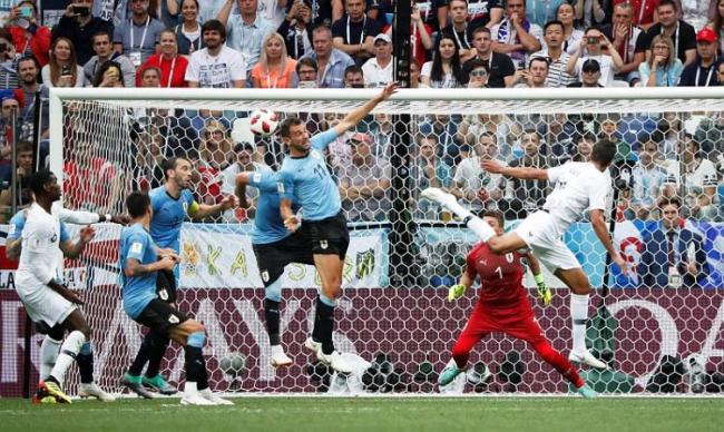 Babak Pertama, Prancis Unggul 1-0 Lewat Sundulan Varane