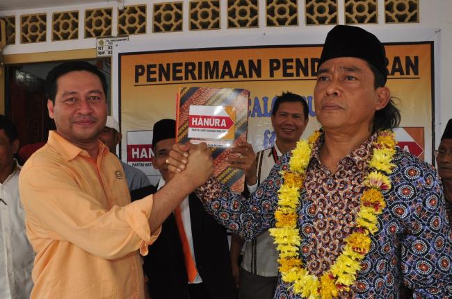 Zaizulfikar Diantar Ratusan Warga Ambil Formulir Bakal Calon Bupati