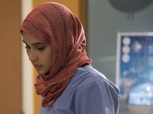 Adegan Lepas Hijab di Serial Greys Anatomy Menjadi Sorotan