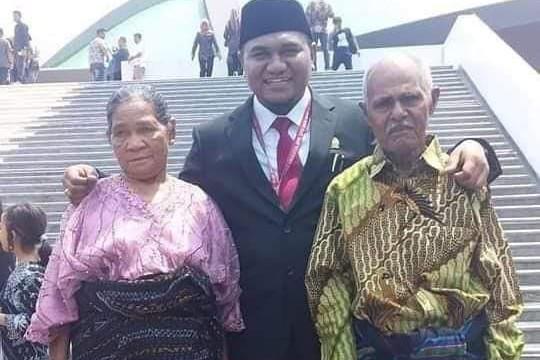 Bawa Orang Tua dan Tampil Sederhana saat Pelantikan, Siapa Angelo Wake Kako?