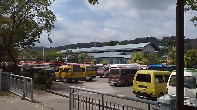 Sopir Angkot Parkirkan Puluhan Mobil di Depan Kantor Dishub Batam