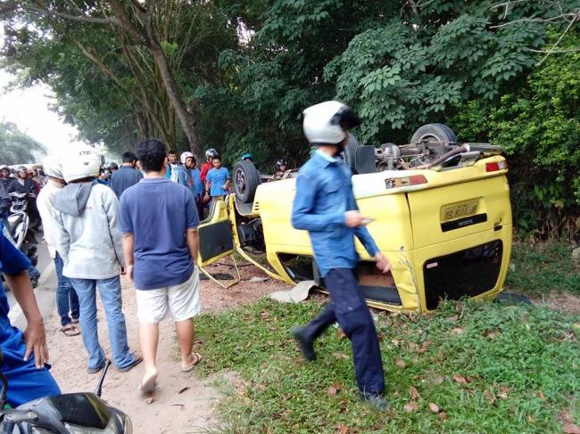 Angkot Terjungkal di Batam, Warga Sibuk Nanya Nopol buat Pasang Judi Togel