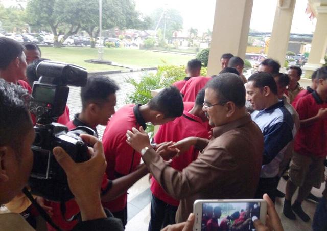  Bupati Karimun Lepas Tim Sepakbola U-16 Karimun ke Tingkat Nasional