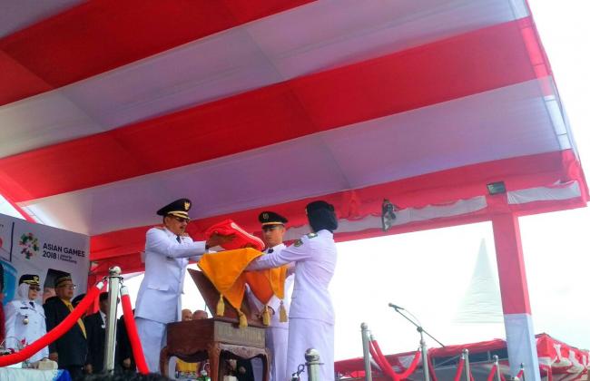 Merah Putih Berkibar di Pantai Kencana Ranai