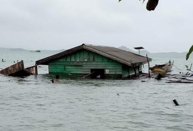 Sebuah Rumah Warga Mensanak di Lingga Ambruk Disapu Ombak Laut