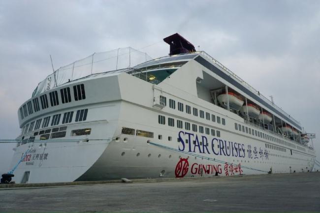 Kapal Pesiar Super Star Libra Kembali Berlabuh di Pelabuhan Kuala Tanjung