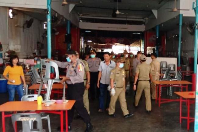 Petugas Gabungan Karimun Bubarkan Warga yang Nongkrong di Kedai Kopi