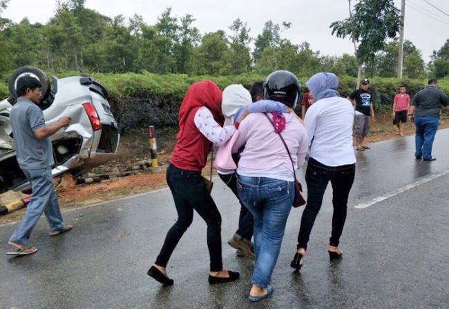 Mobil Berpenumpang 4 Warga Batam Kecelakaan dan Terbalik di Tanjunguban