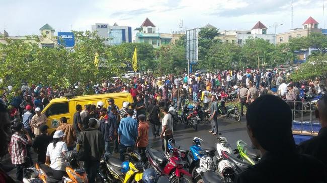 [BREAKING NEWS] Massa Golkar Aburizal Ancam Bubarkan Musda Golkar Agung Laksono di Planet Holiday