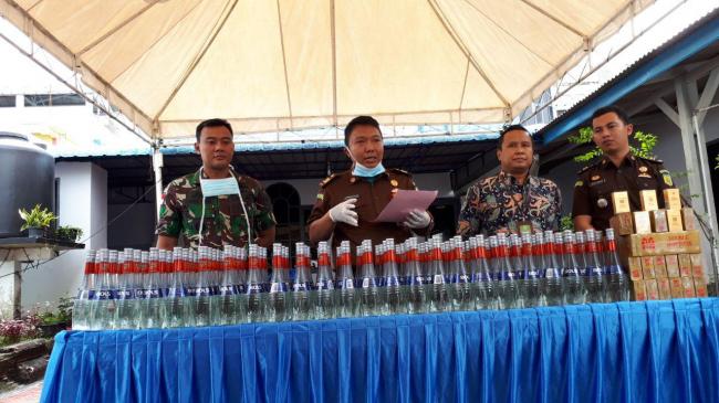 Kejari Karimun Musnahkan 400 Botol Mikol Bols dan 20 Slop Rokok Selundupan