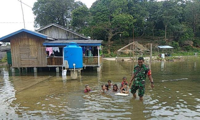 Banjir Rob di Karimun, Ibarat Kolam Bermain Bocah-bocah di Desa Ini