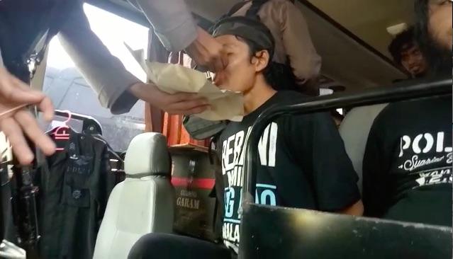 Video: Polisi Suapi 156 Teroris yang Bunuh 5 Polisi di Mako Brimob