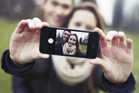 5 Alasan Mengapa Pria Jarang Posting Foto Pasangan di Medsos