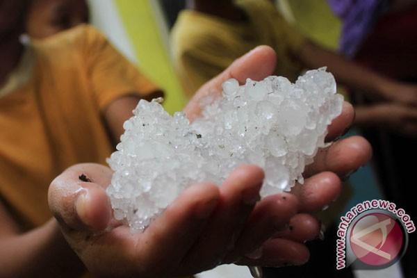 Warga Jakarta Melaporkan Terjadi Hujan Es, Ini Penjelasan BMKG