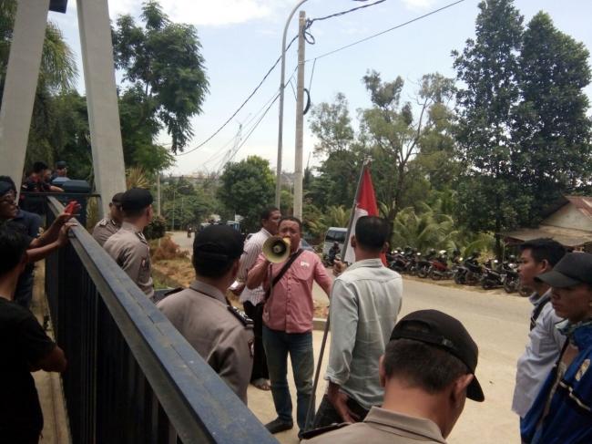 Pengunjuk Rasa Protes Kinerja Kepala Bea Cukai Batam dan Kepri