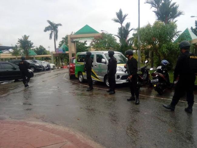 Puluhan Anggota Brimob Bersenjata Lengkap Berjaga-jaga di Masjid Raya