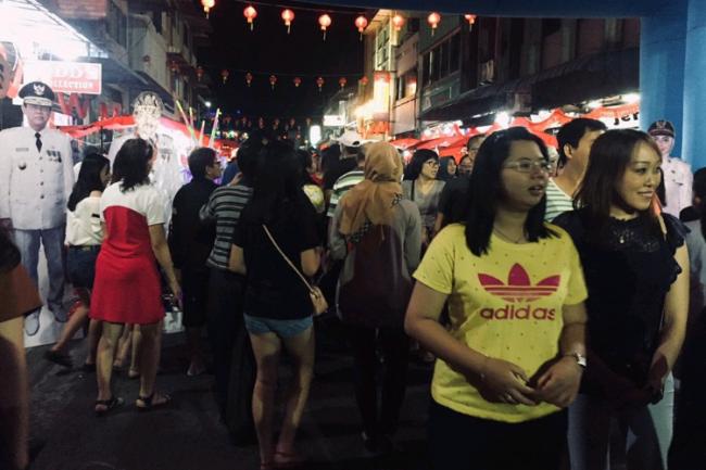Pengujung Bazar Imlek di Tanjungpinang Membeludak 