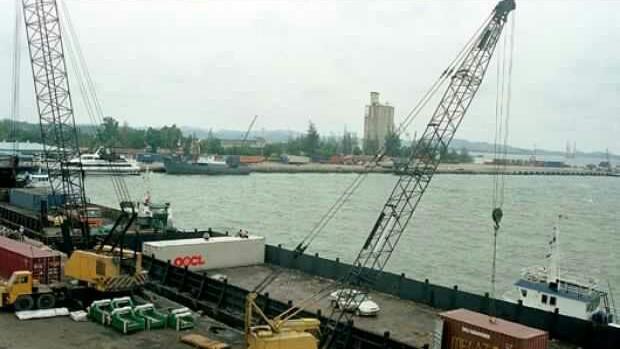 Seorang Pekerja Tewas Tertimpa Crane dan Tercebur ke Laut di Pelabuhan Batu Ampar