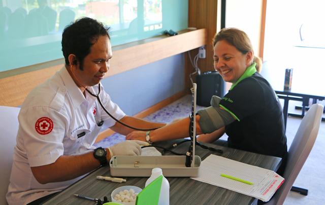 Ajak Tamu dan Direksi, Radisson Golf & Convention Center Gelar Donor Darah