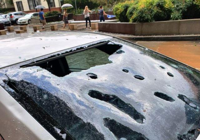 Hujan Es Sebesar Bola Golf Pecahkan Kaca Mobil di Australia