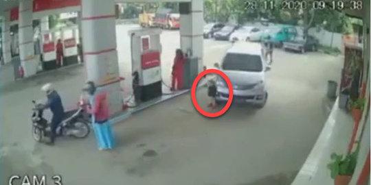 Rekaman CCTV di SPBU Perlihatkan Bocah Tertabrak Mobil yang Isi BBM