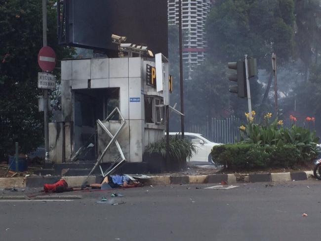 Pria Berbaju Putih Terekam Keluarkan 3 Tembakan, Diduga Teroris