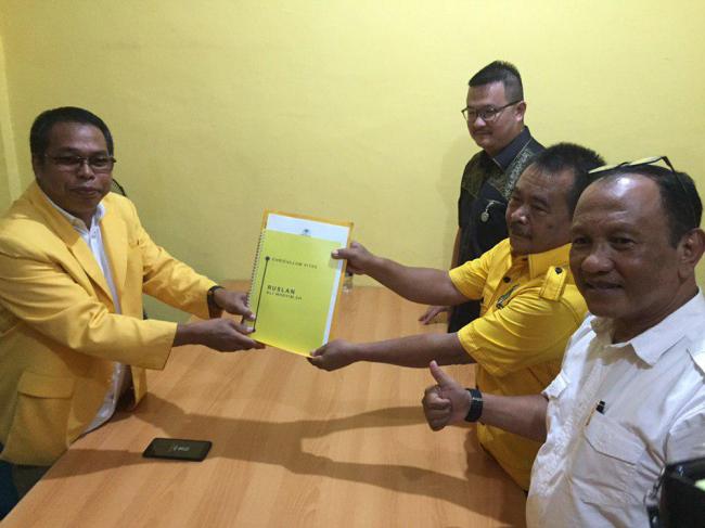 Tim Ruslan Ali Wasyim Serahkan Berkas kepada DPD Golkar Kepri