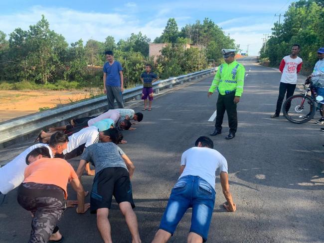 Berkendara Tanpa Tahu Aturan, Belasan Imigran di Bintan Kena Hukum Push-up 