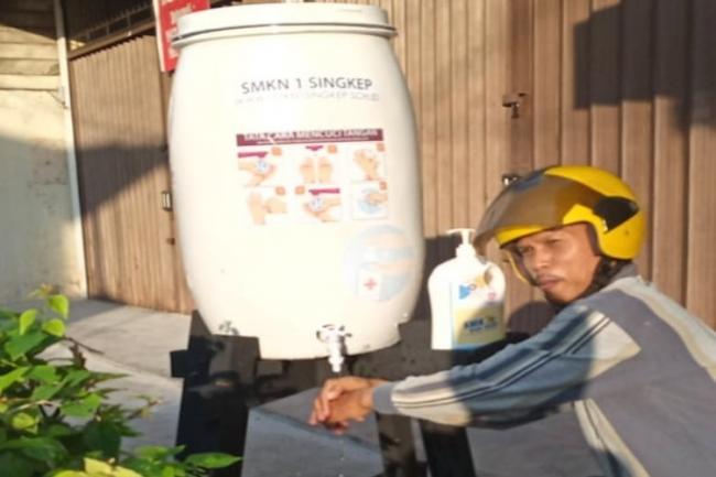 SMKN 1 Singkep Sediakan Tempat Cuci Tangan untuk Warga Lawan Covid-19