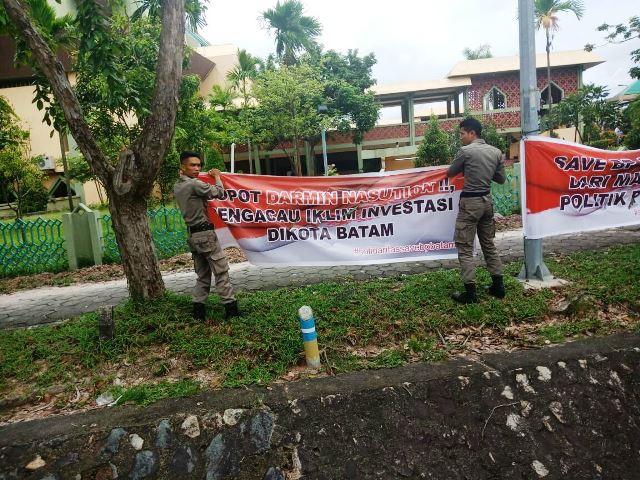 Tak Berizin, Satpol PP Turunkan Spanduk Copot Darmin Nasution