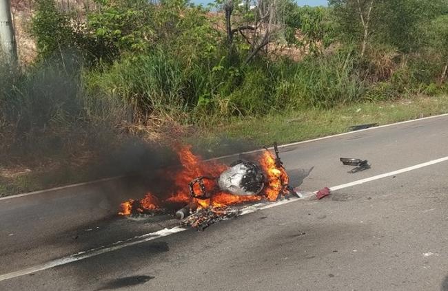Kendaraan Terbakar, Pemotor Terkapar di Jalur Jembatan 4
