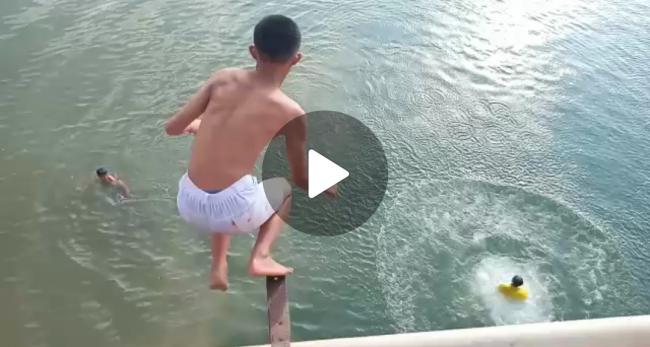 Aksi Bambang Terekam Kamera Sebelum Hilang di Jembatan Nongsa Pura