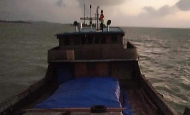 Kapal Bintang Abadi Kandas Terbawa Arus