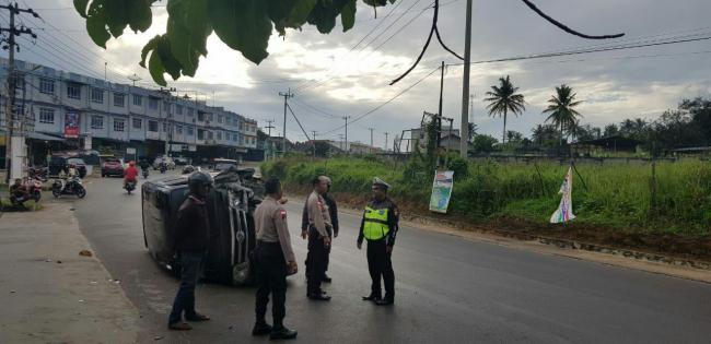 Minibus Hantam Trotoar dan Terguling di Km 16 Bintan