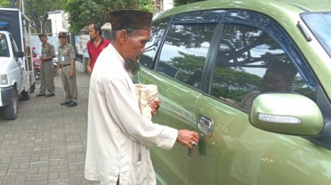 Viral, Heboh Pengemis Punya Mobil Mewah di Bogor