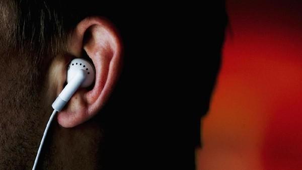 Earphone Tersangkut di Lift dan Melilit Leher, Seorang Wanita di India Tewas