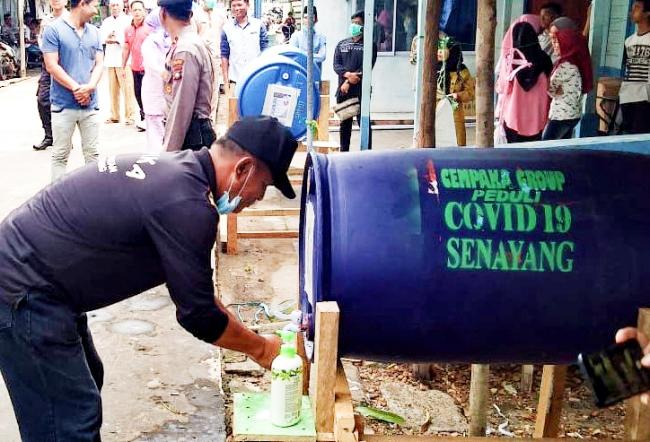 Cempaka Grup Sediakan Tempat Cuci Tangan untuk Warga Senayang Lawan Corona