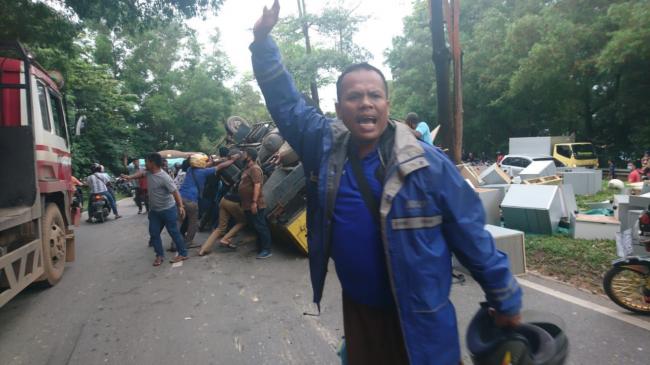 Truk Bermuatan Triplek Terguling di Seraya, Supir Terjepit di Kabin