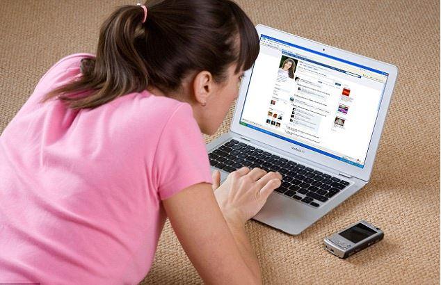 Dampak Buruk Keseringan "Stalking" Media Sosial Teman