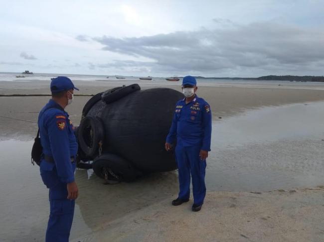 Bola Hitam Besar Ditemukan Warga di Pantai Bintan Dipastikan Dapra