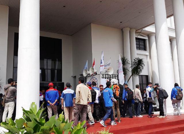 Tuntut Pengesahan UMSK Batam, Buruh: Kalau Tak Disahkan, Kami Nginap di Sini!