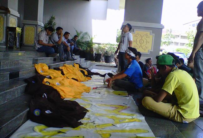 Demo, Mahasiswa Menuntut Anggota DPRD Batam Dukung KPK