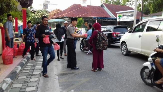Jurnalis dan Polisi Karimun Kompak Bagikan Takjil Buka Puasa