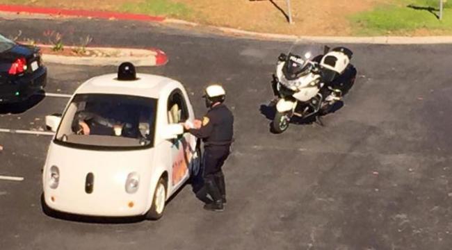 Tilang Mobil, Polisi Ini Terkejut. Kok Tidak Ada Pengemudinya?